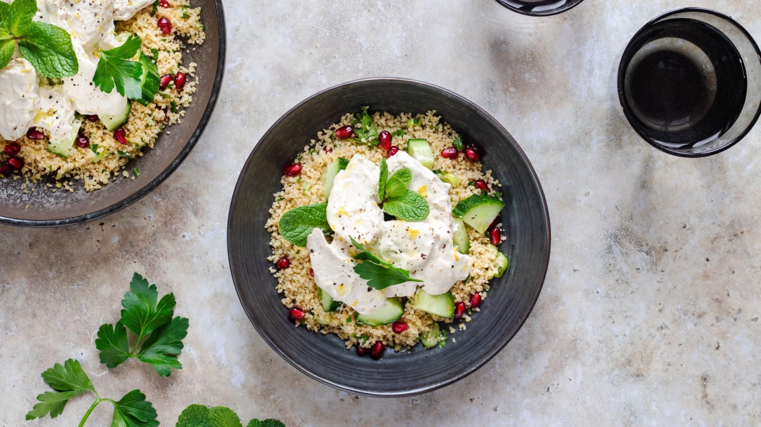Šťavnaté kuře, krémové tahini & bylinkový kuskus. Lehkost, která baví