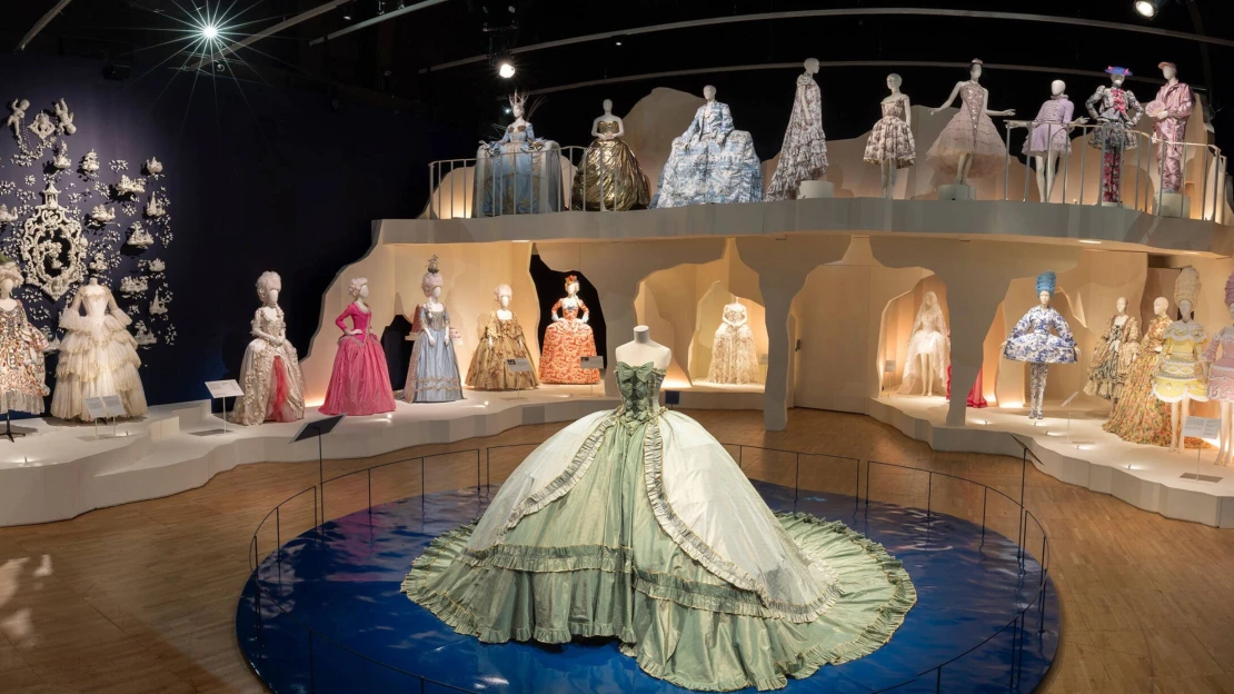 Múza Coppoly i&nbsp;Blahnika. Výstava ukazuje Marii Antoinettu jako nesmrtelnou módní ikonu