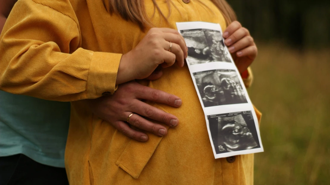 Dvě čárky, uměle. Pomocí reprodukční medicíny se v Česku rodí čím dál víc dětí
