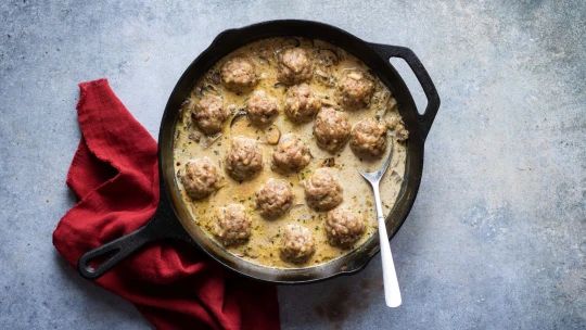 Ke sdílení jako stvořené. Delikátní krůtí kuličky & krémová houbová omáčka