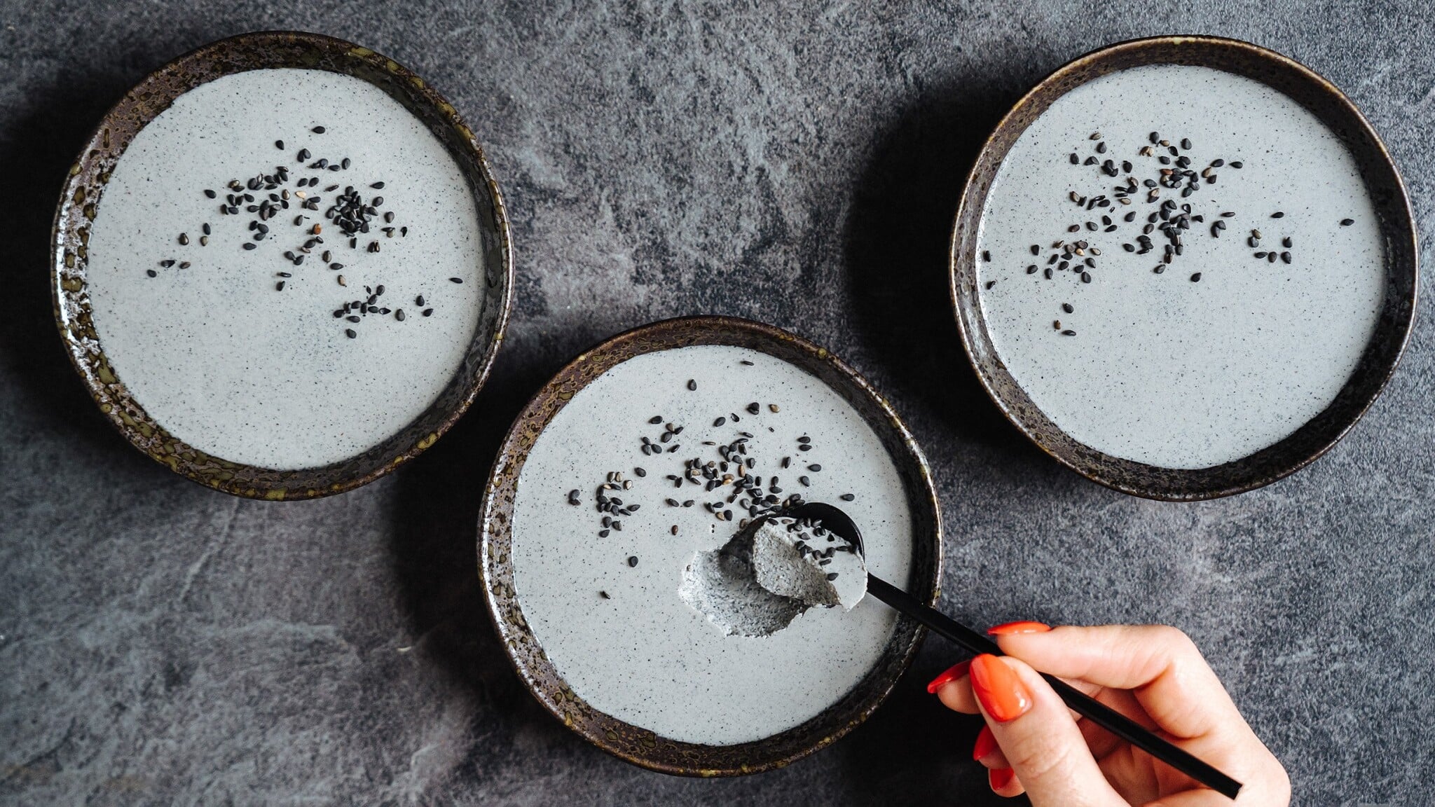 Žádná šedá myška. Medová panna cotta z černého sezamu