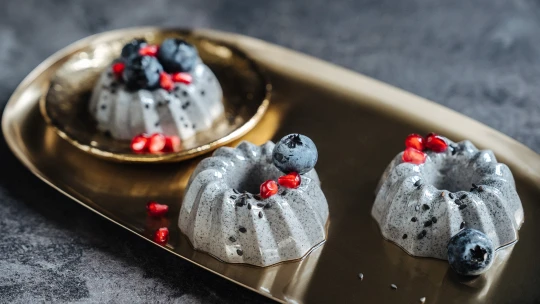 Žádná šedá myška. Medová panna cotta z&nbsp;černého sezamu