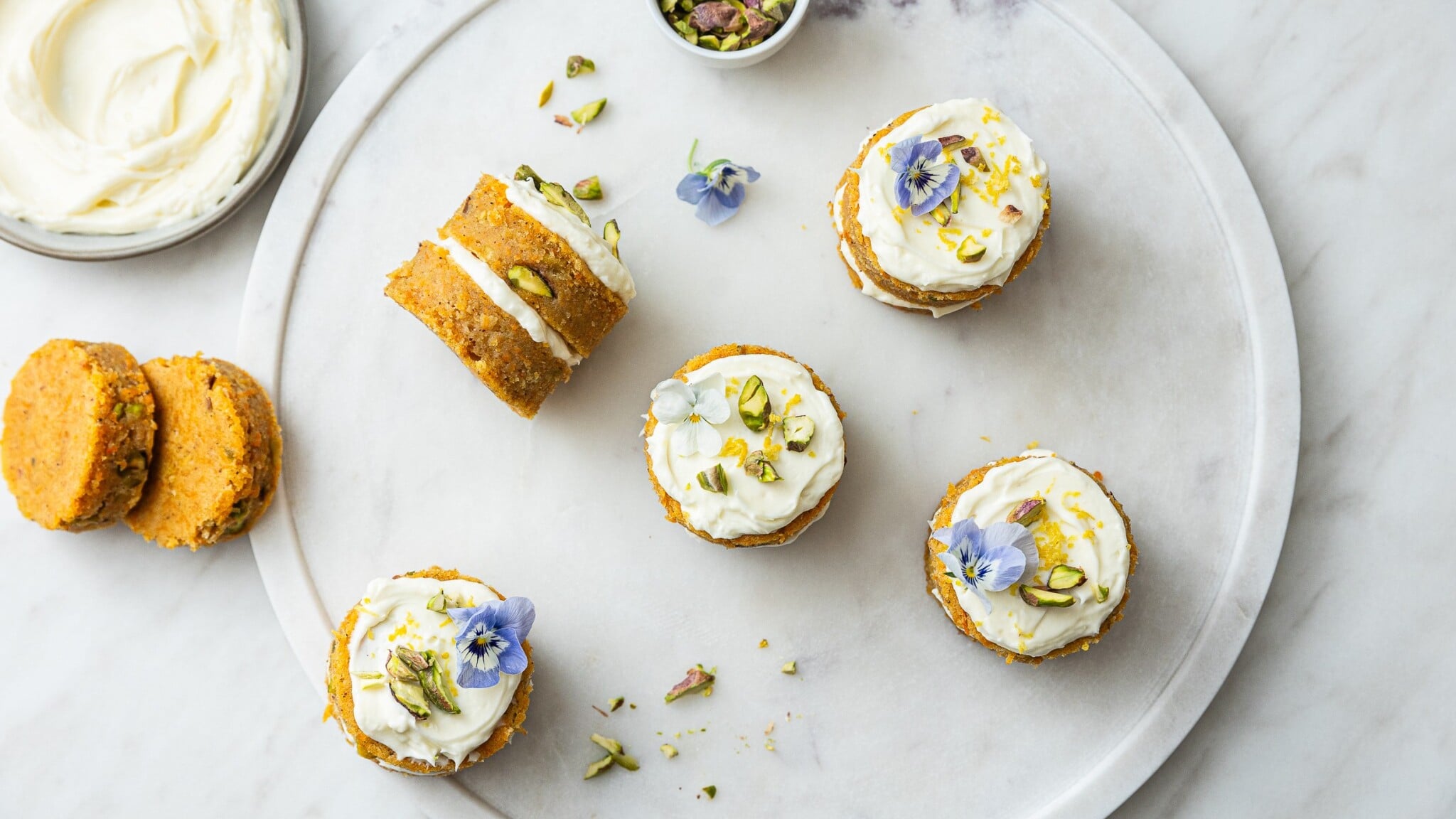 Malé dortíky, velký zážitek. Mrkev, nadýchaný krém a ořechy