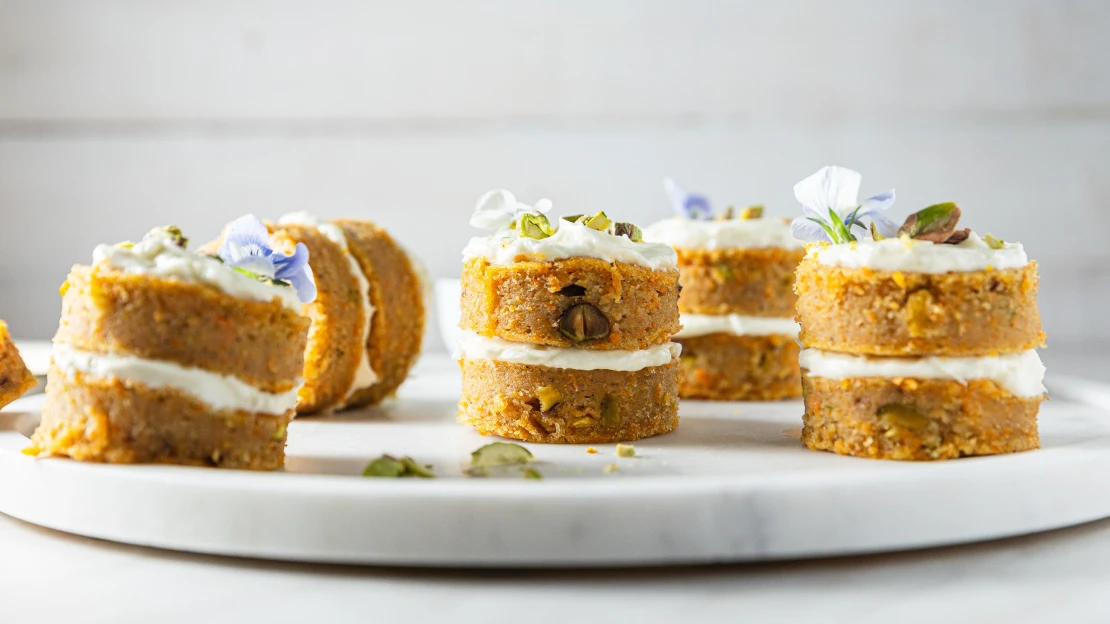 Malé dortíky, velký zážitek. Mrkev, nadýchaný krém a ořechy