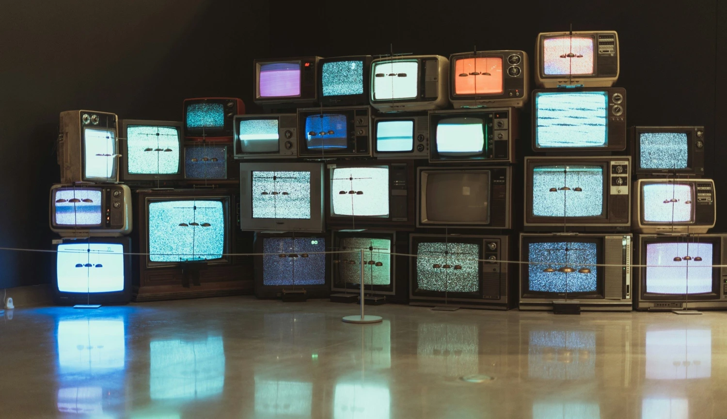 První stála 26 liber, zákazníky lákal hlavně hokej. Tohle je sto let televize v číslech