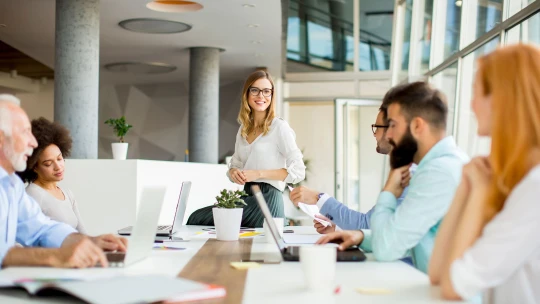 Schůzkováním ztratíme měsíc času ročně. Tady je sedm tipů, jak mítinky zefektivnit