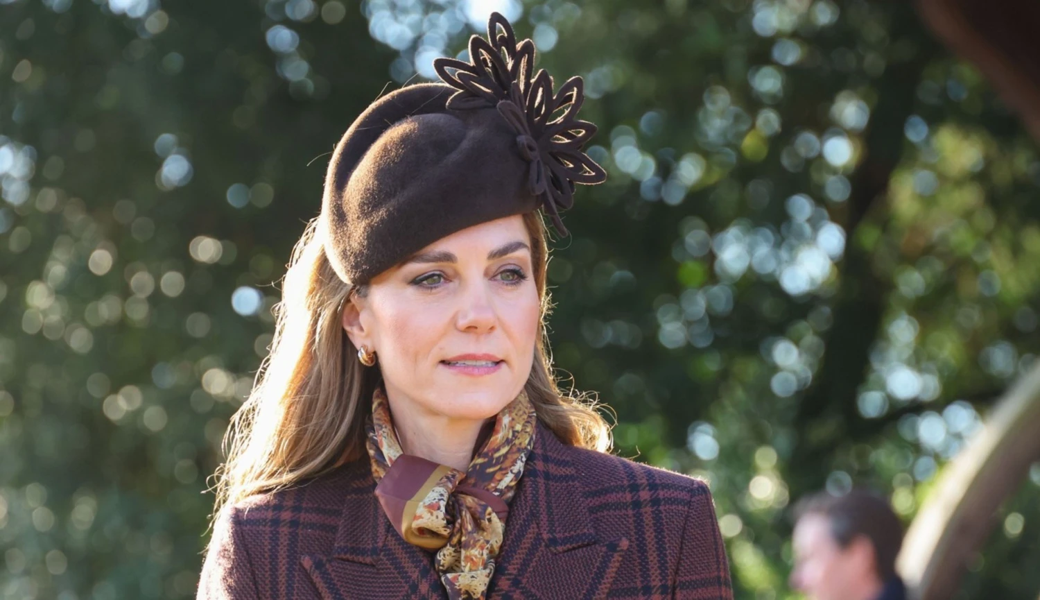 Anglický kabát a tartan ve skotské modré. Princezna Kate předvedla vlastní design