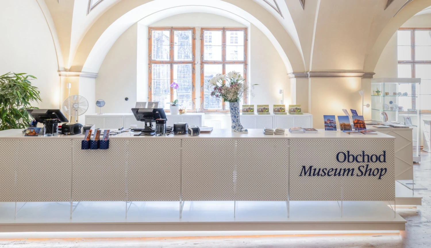 Pražský hrad investuje do designu. Otevřel obchod se suvenýry, chystá i vlastní merch