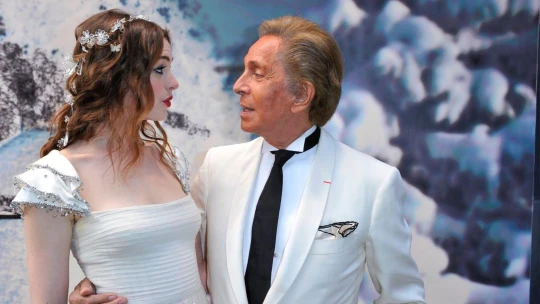Král módy i&nbsp;červeného koberce. Odchod legendy Valentina promění i&nbsp;Hollywood