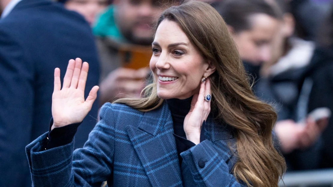 Anglický kabát a tartan ve skotské modré. Princezna Kate předvedla vlastní design