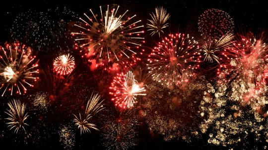 Klidný silvestr? Prodeje petard neklesly, nové zákazy výrobci pocítí až za rok