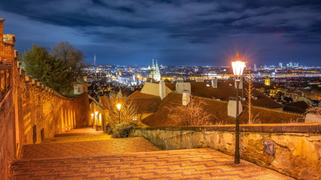 Debata o&nbsp;bílém světle tu měla být už dávno, říkají experti ke sporu o&nbsp;pražské lampy