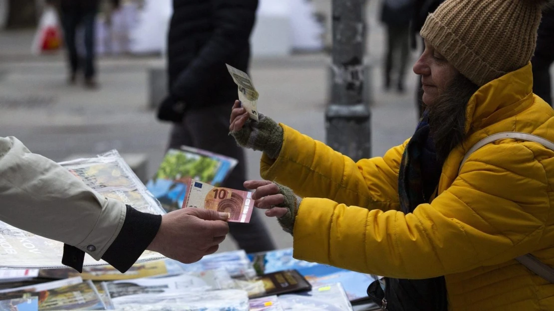 Igelitový pytlík mincí, dvojí ceny i vyvracení mýtů. Jak se přijímá euro?