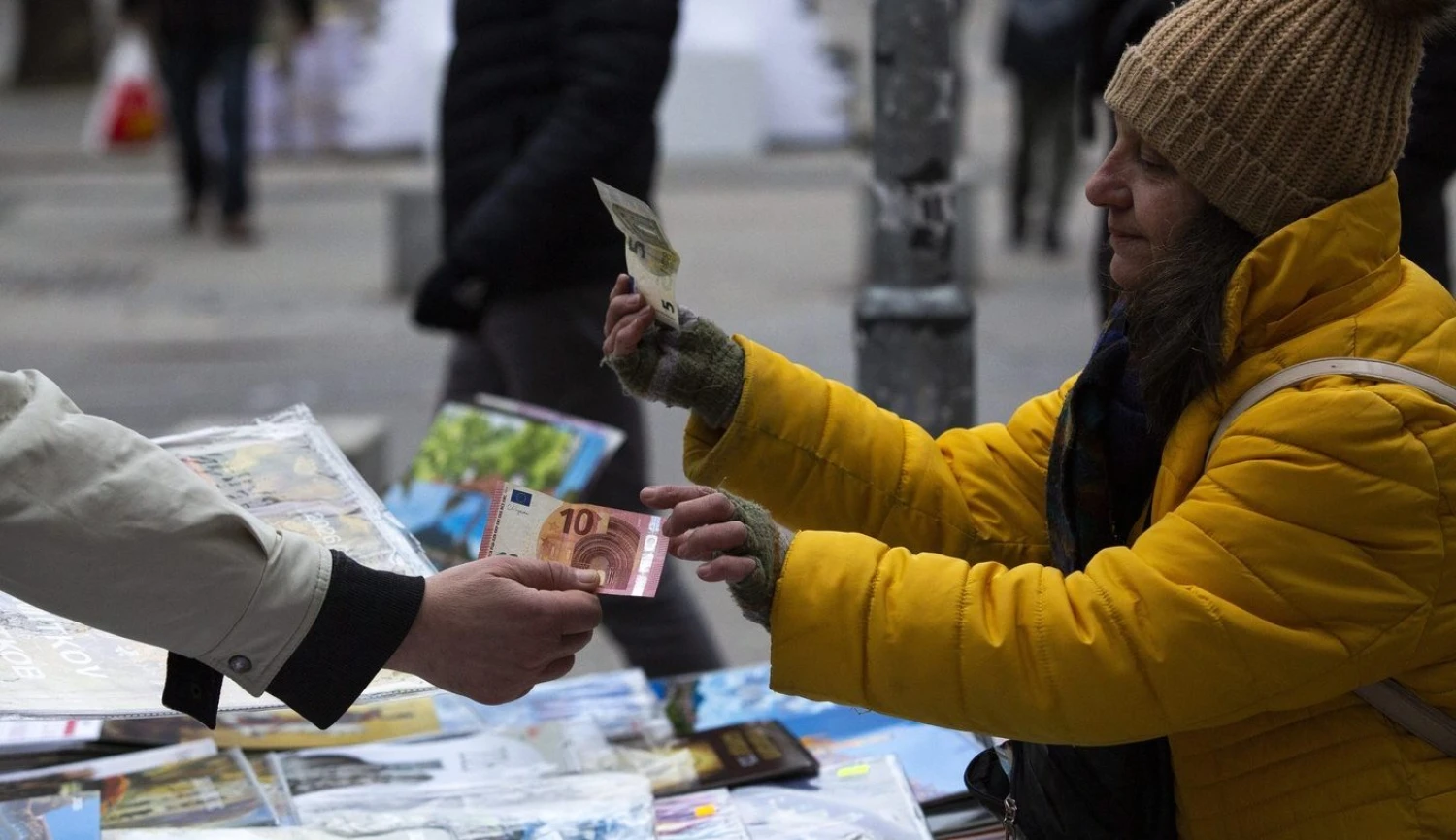 Igelitový pytlík mincí, dvojí ceny i vyvracení mýtů. Jak se přijímá euro?