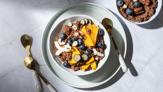 Vydatná & bohatá snídaně plná energie. Kakaová quinoa pro dokonalé ráno