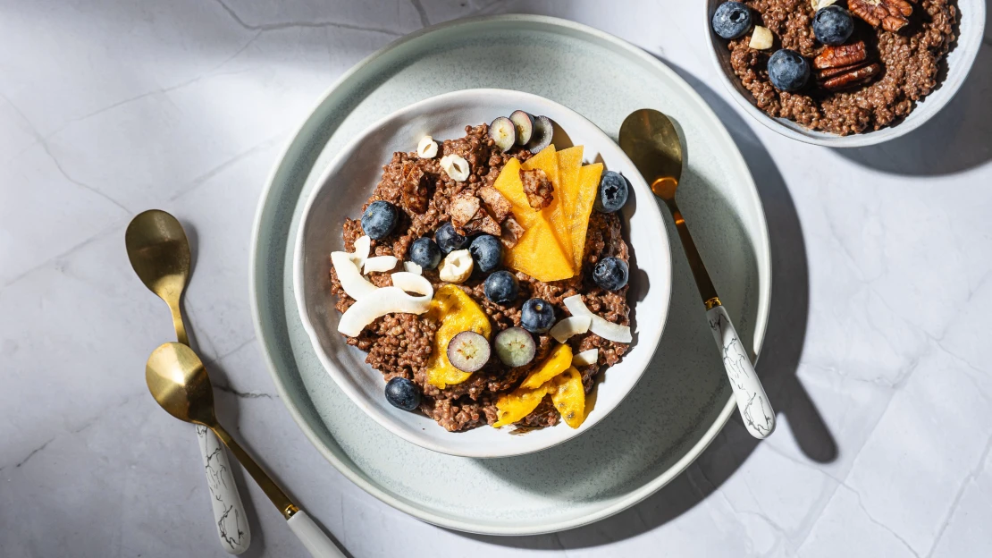 Vydatná & bohatá snídaně plná energie. Kakaová quinoa pro dokonalé ráno