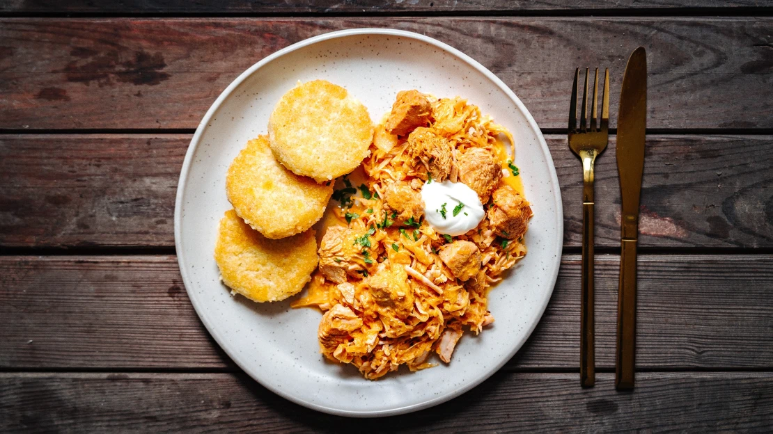 Segedín zdravěji. Lehké krůtí maso s bezlepkovým jáhlovým knedlíkem