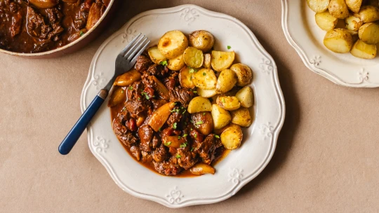 Guláš s vůní svařáku. Řecké stifado zahřeje jako jižní slunce