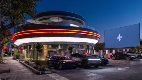 Vzdal to šéfkuchař i hosté. Restaurace Tesla Diner Elona Muska se po půl roce zajedla
