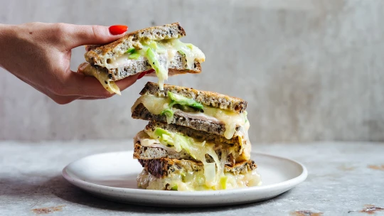 Grilled cheese bez výčitek. Tvarůžky, vejce a pořádná dávka bílkovin