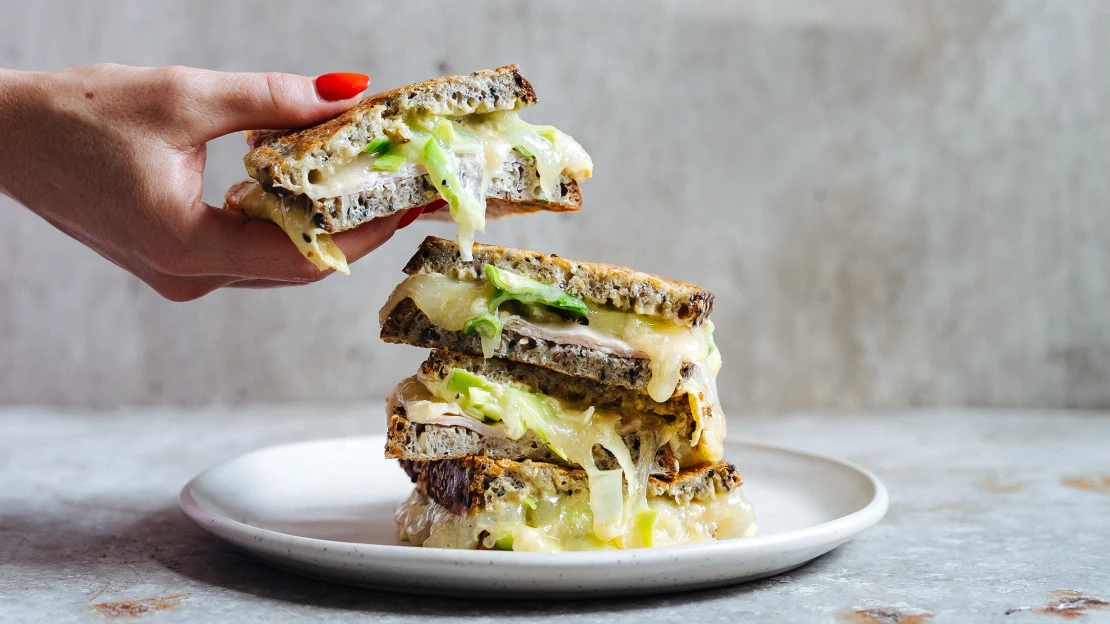 Grilled cheese bez výčitek. Tvarůžky, vejce a pořádná dávka bílkovin