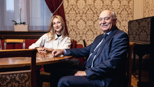 Co se stane, když k&nbsp;jednomu stolu posadíte mladou influencerku a&nbsp;zkušeného podnikatele?