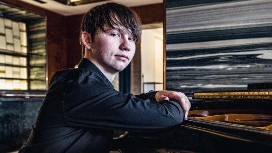 Adameus. Nejmladší člen výběru 30 pod 30 letí za kariérou klavírního virtuosa