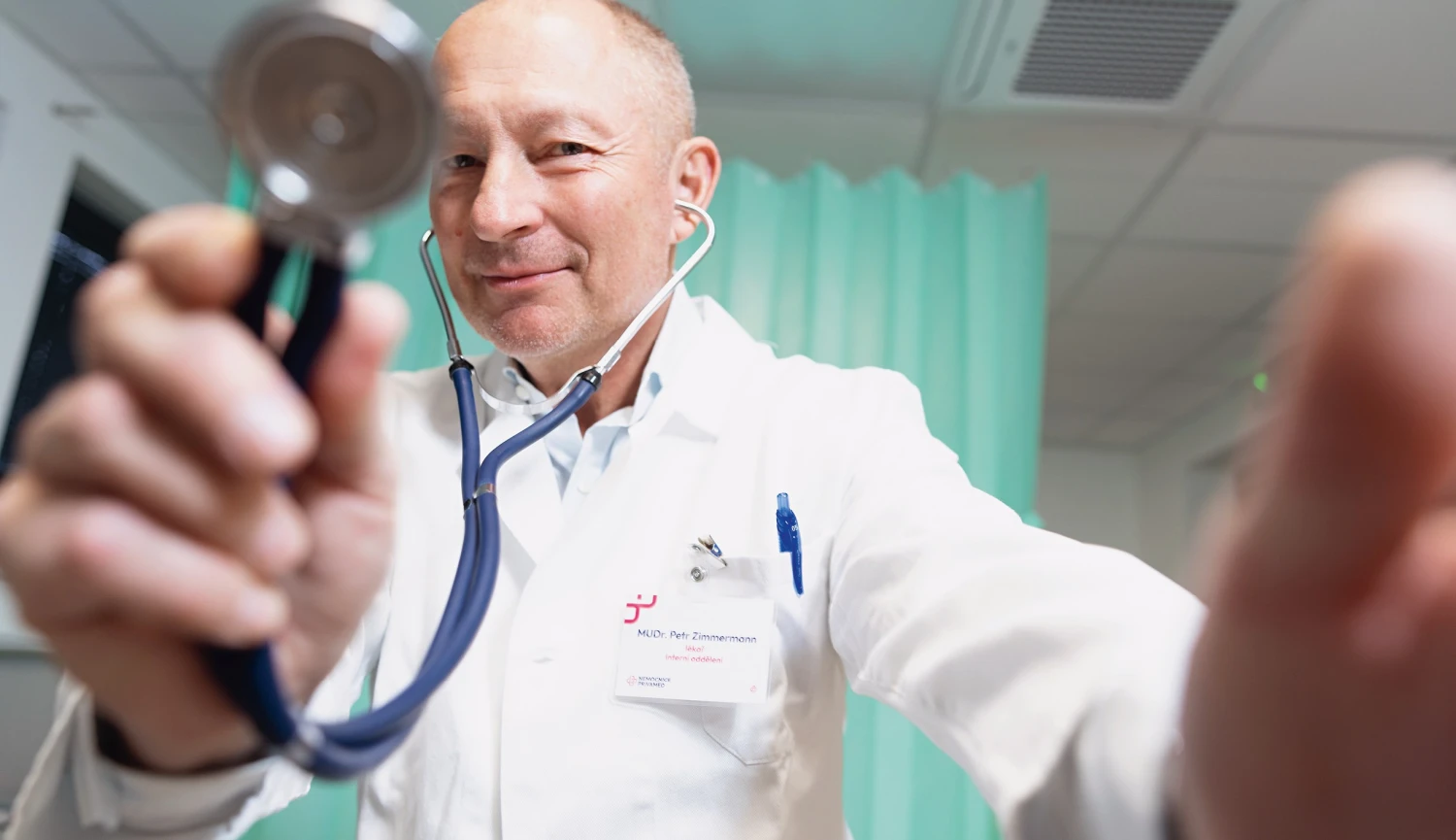 Nenápadný miliardář. Vlastní nemocnice i&nbsp;polikliniky, ale pořád chodí na noční služby