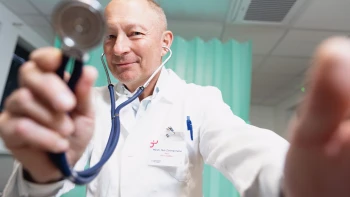 Nenápadný miliardář. Vlastní nemocnice i&nbsp;polikliniky, ale pořád chodí na noční služby