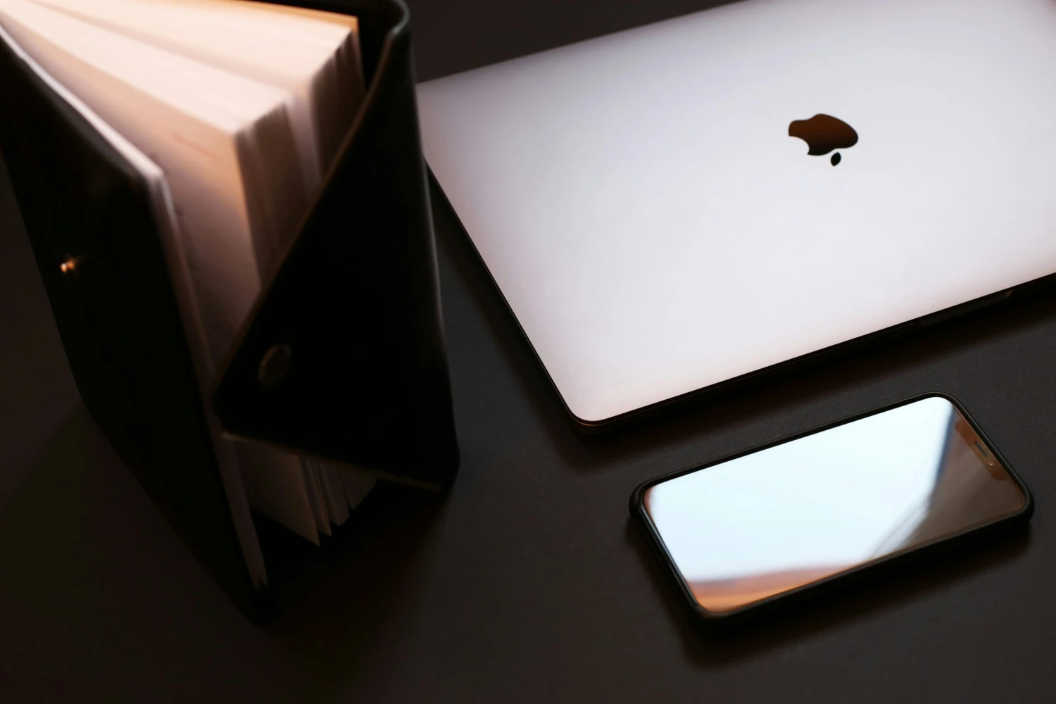 Analytici letos čekají další růst cen počítačů a&nbsp;mobilů. Důvodem je rozmach umělé inteligence