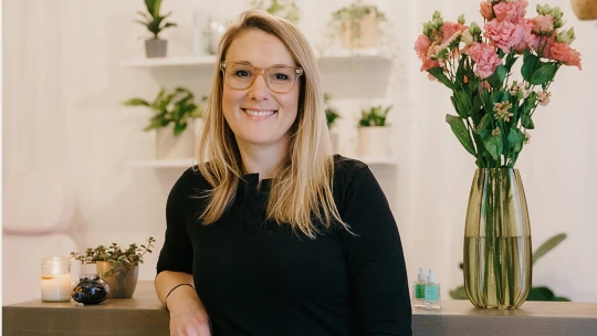 Uspěla v L.A., dnes má nehtové studio v Karlíně. Manikúru dělala i Julii Roberts