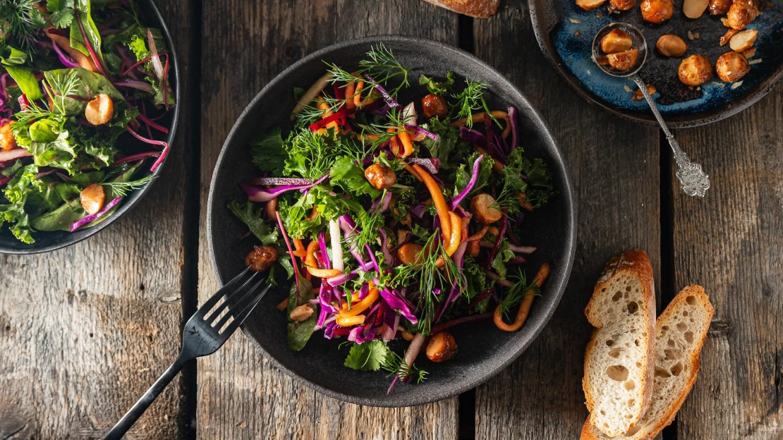 Králové mezi ořechy. Makadamy v hlavní roli zimního salátu