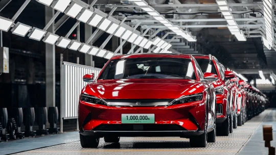 Víte o volné továrně? Automobilky z Číny zrychlují vpád do Evropy, než je zpomalíme