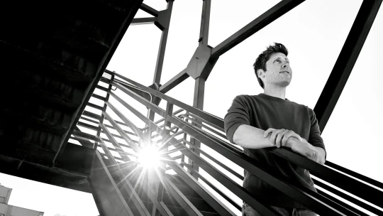 Teď už prý svět nezničím, když mám dítě, směje se v rozhovoru Sam Altman