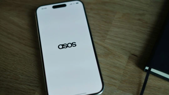 Spoluzakladatel firmy ASOS byl v Thajsku nalezen mrtev. Patrně šlo o sebevraždu