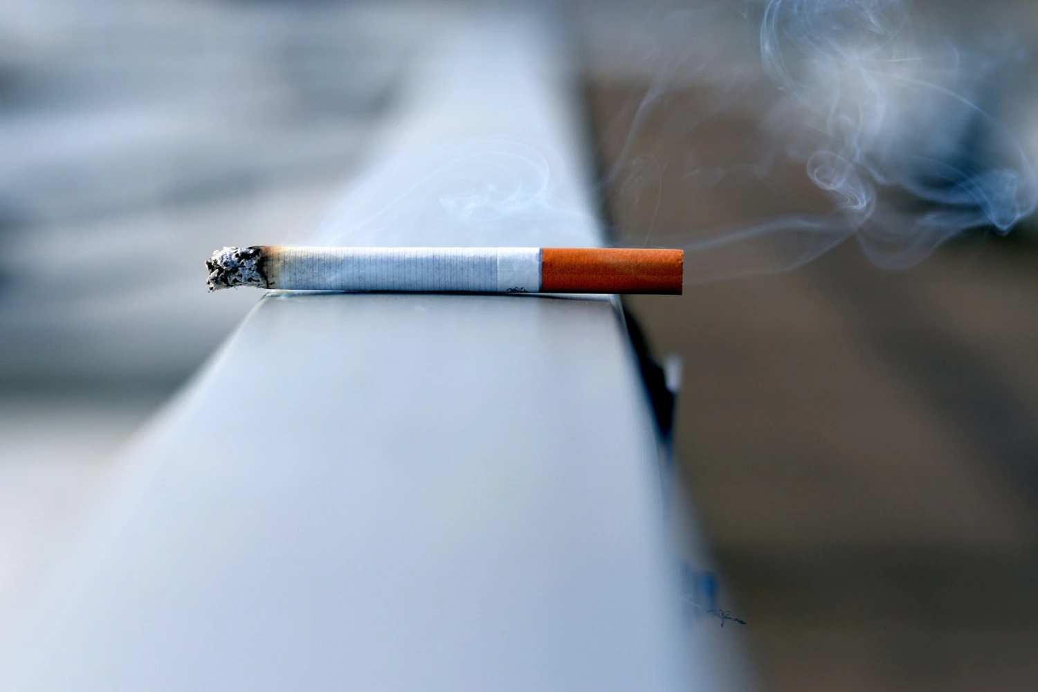 Každý sedmý náctiletý Evropan užívá e-cigarety, varuje WHO. Dívky vedou ve spotřebě tabáku