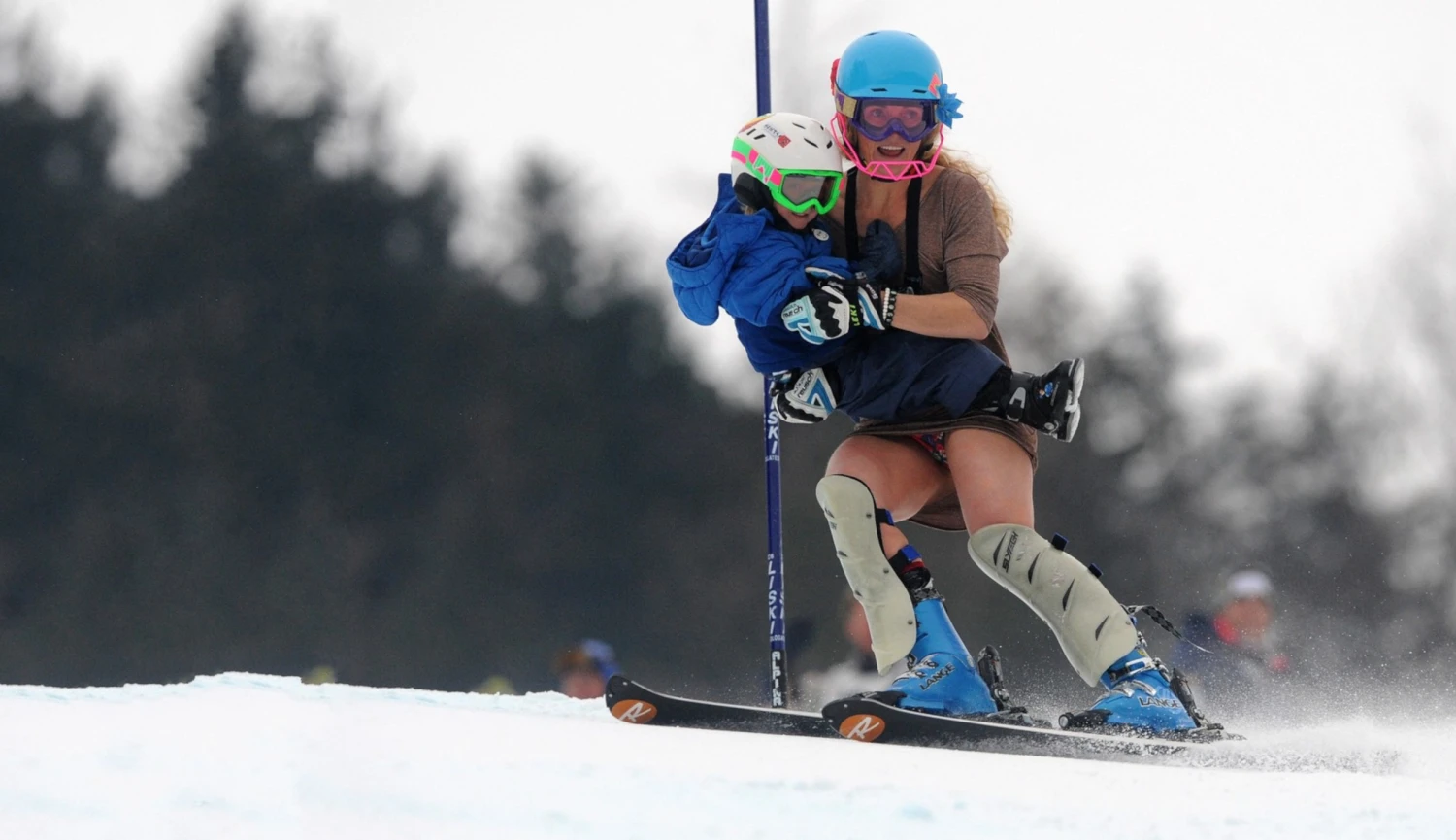 Jako ve videohře. Olympijské drony dýchají sportovcům na záda a uchvacují svět