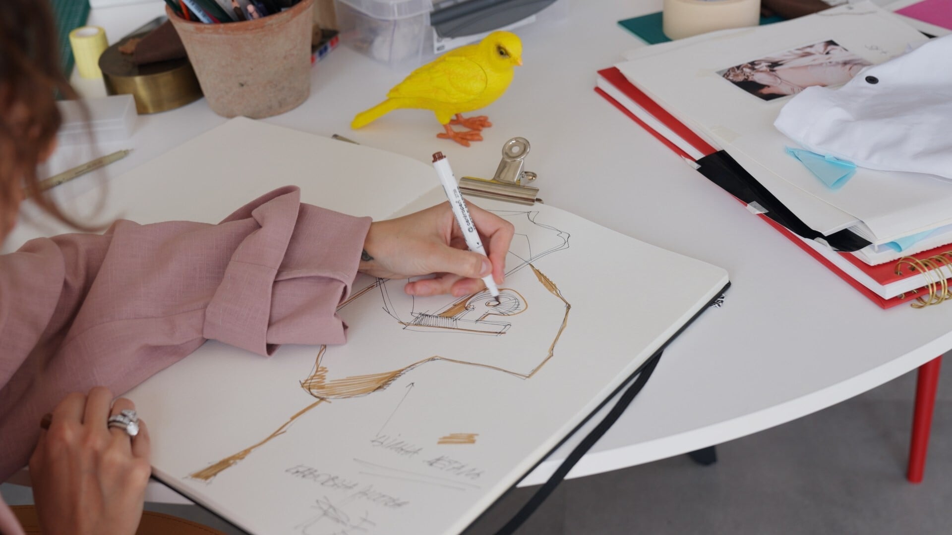 Dariia Bila skicuje oděv