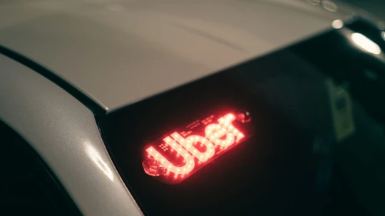 Uber rozšiřuje rozvoz jídla do sedmi dalších zemí v&nbsp;Evropě. Služba se vrací i&nbsp;do Česka