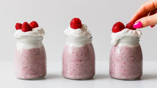 Snídaně, co se uvaří přes noc. Fermentovaná kaše pro spokojené trávení