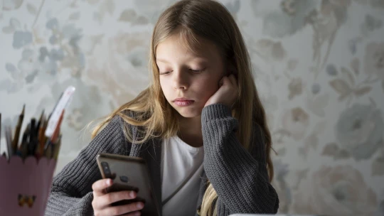 Ranní výběr: Španělsko chce chránit děti před sociálními sítěmi. Jste tyrani, zlobí se Elon Musk