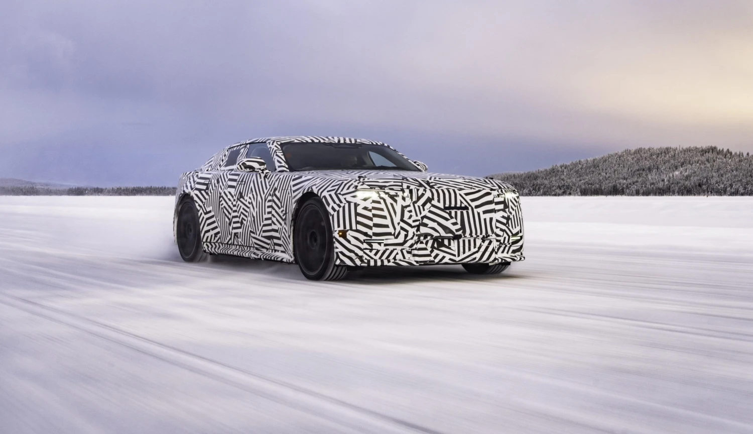 Jaguar, který zbořil internet, vyjíždí. Automobilka do něj posadila novináře