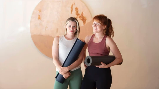 Lekce jako v&nbsp;obýváku. Studio na Letné posunulo jógu od čajoven a&nbsp;posiloven