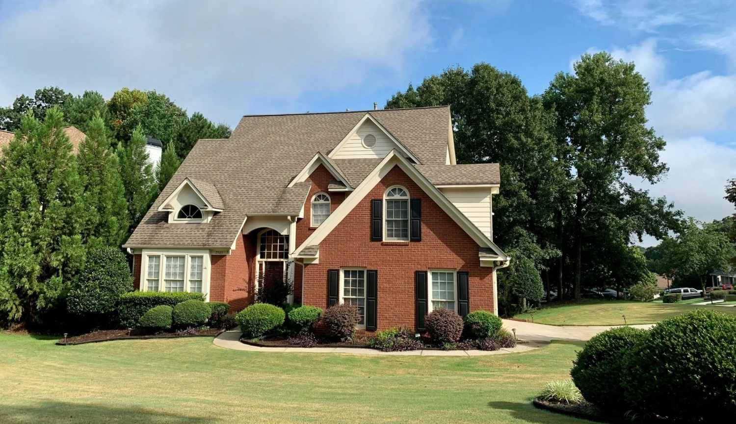 Co se děje v ČNB? Historické nákupy bitcoinu i oceněný guvernér