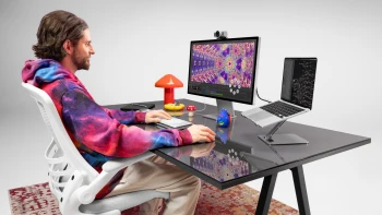 Stůl jako kokpit. Postavte si workspace podle nejlepších kreativců světa