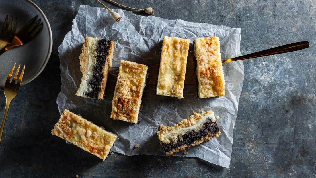 Tři vrstvy chuti. Vláčný strouhaný koláč s mákem, hruškami a&nbsp;tvarohem