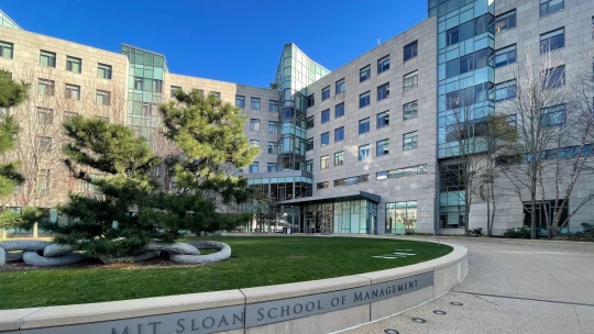 Nejlepší byznysovou školou světa je poprvé MIT Sloan. Sází na umělou inteligenci