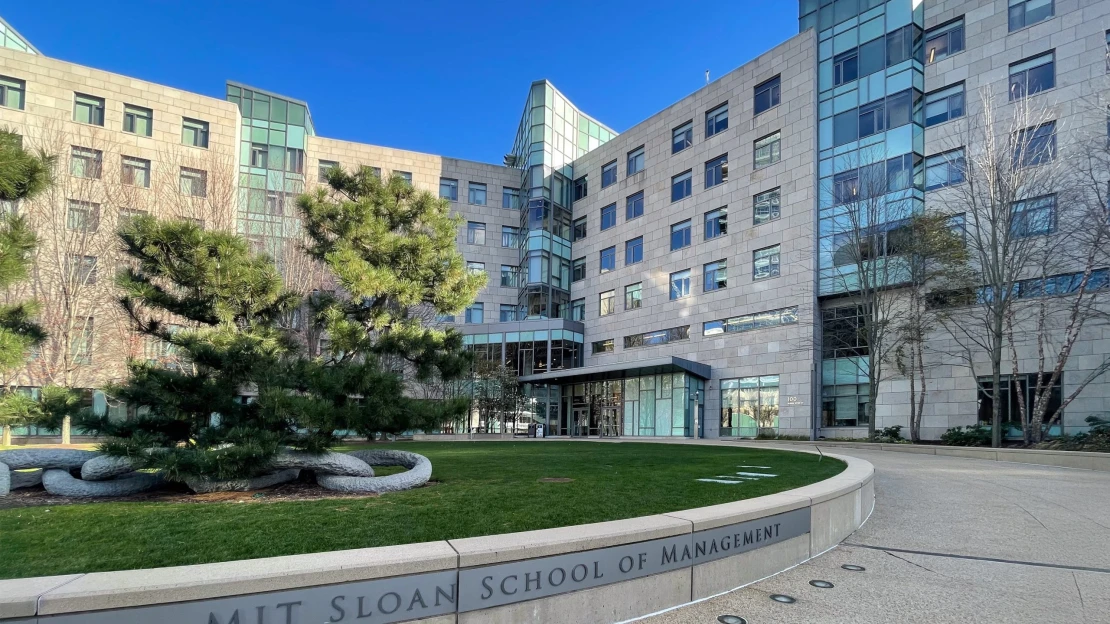 Nejlepší byznysovou školou světa je poprvé MIT Sloan. Sází na umělou inteligenci