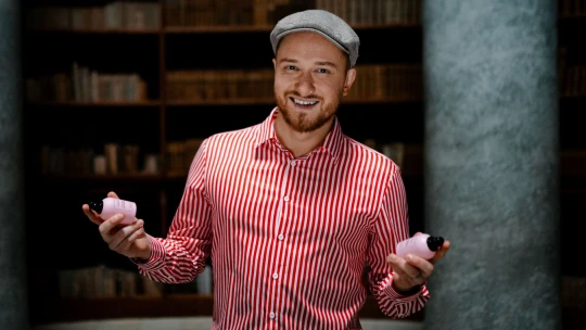 Skládá písně, míchá parfémy. Značku českého zpěváka ocenil i&nbsp;světový magazín