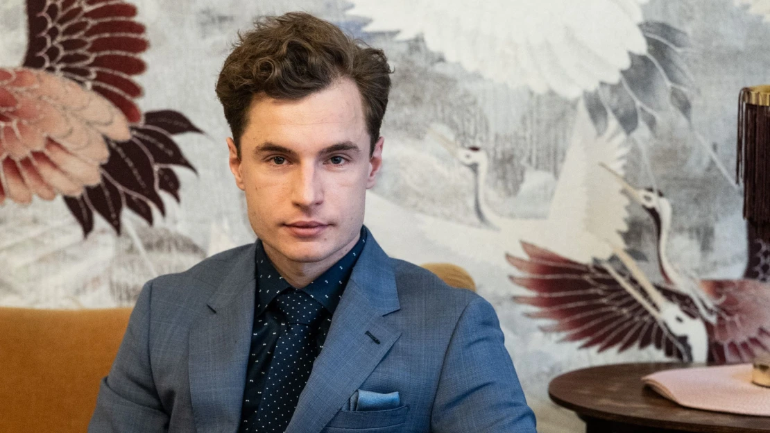 Herec, tanečník i dabér hry Mafia. Ale už je mě hodně, říká Oskar Hes a plánuje pauzu